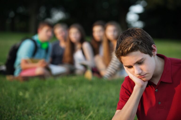 Одиночество у подростков: как справиться?